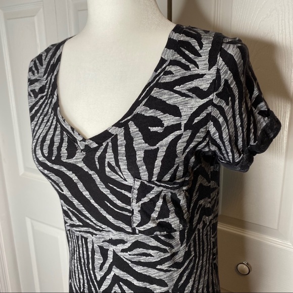 🔥SOLD🔥 Zebra Striped T-Shirt Black Gray Large - Picture 2 of 16